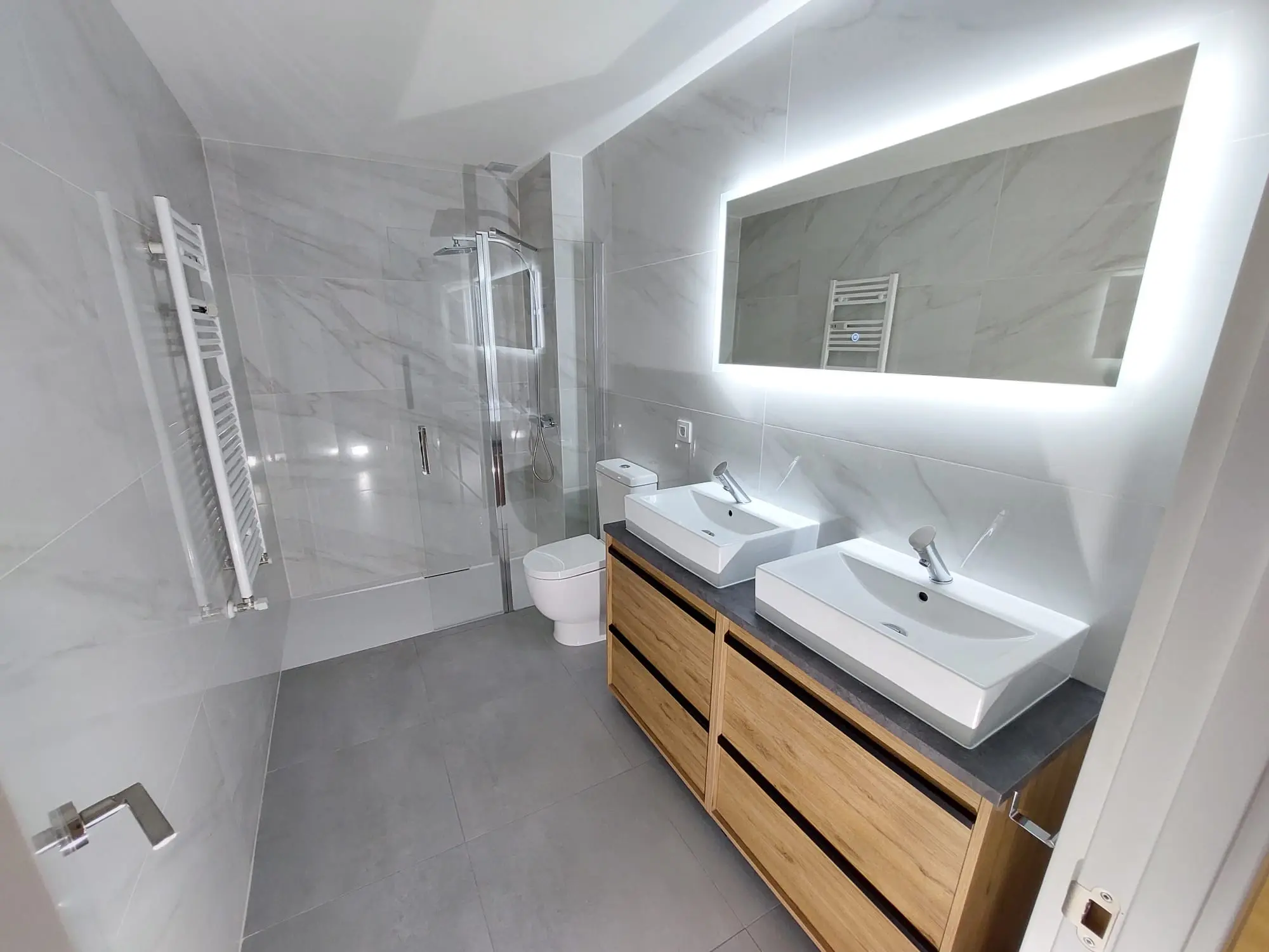 antes y después de reforma de baño moderno en Logroño