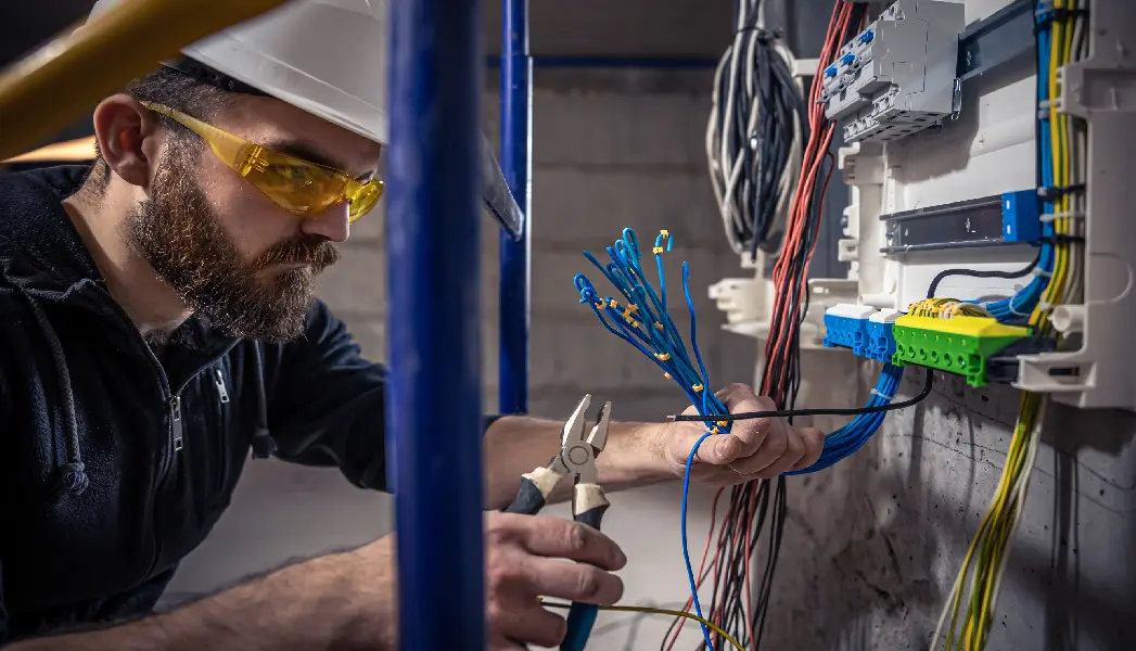 electricista realizando instalación en vivienda de Logroño